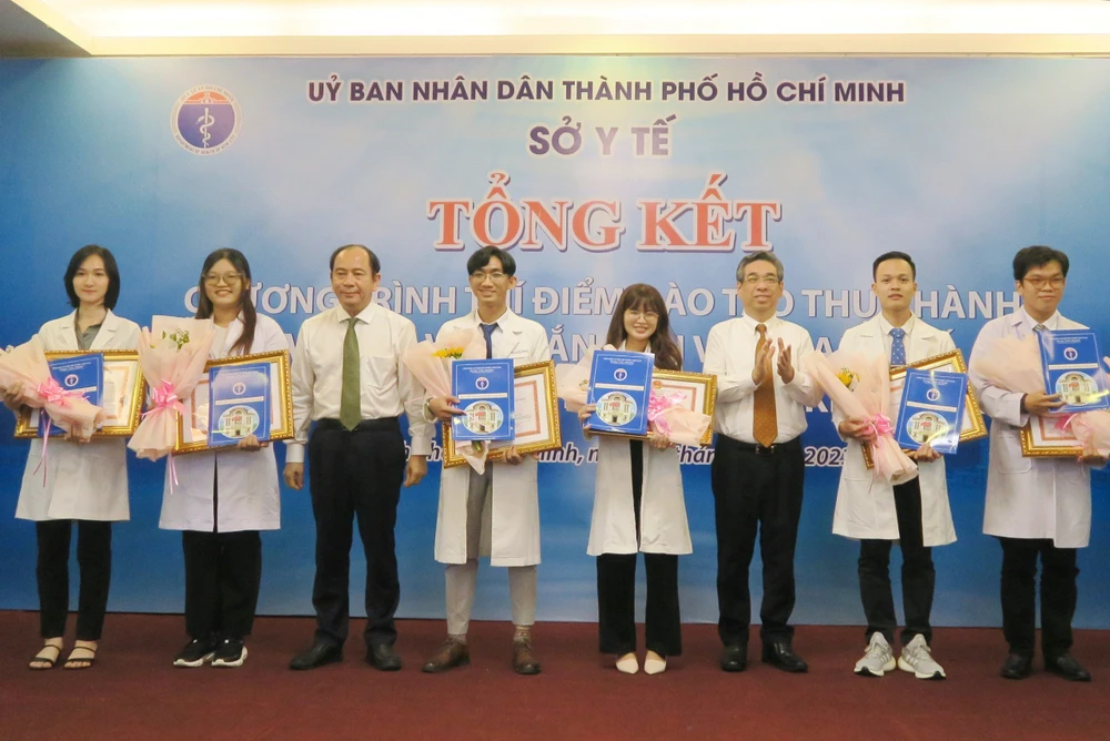 Trưởng Ban Tổ chức Thành ủy TPHCM Nguyễn Phước Lộc trao giấy khen và chứng chỉ hành nghề cho các bác sĩ trẻ