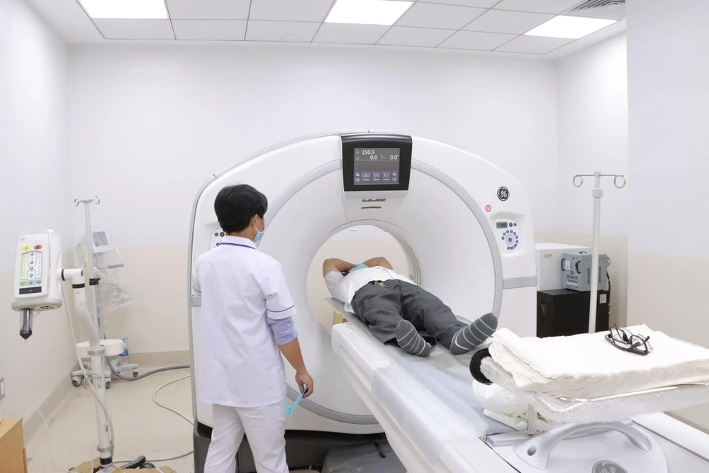 Bác sĩ Bệnh viện Ung bướu chụp MRI cho người bệnh (ảnh chụp trước khi máy chụp bị hư hỏng)