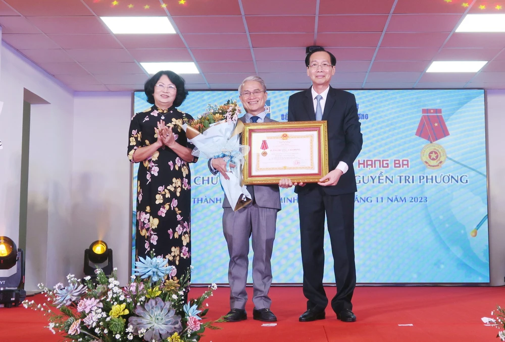Nguyên Phó Chủ tịch nước Đặng Thị Ngọc Thịnh và Trưởng ban Nội chính Thành ủy TPHCM Lê Thanh Liêm trao tặng Huân chương lao động hạng Ba cho Bệnh viện Nguyễn Tri Phương