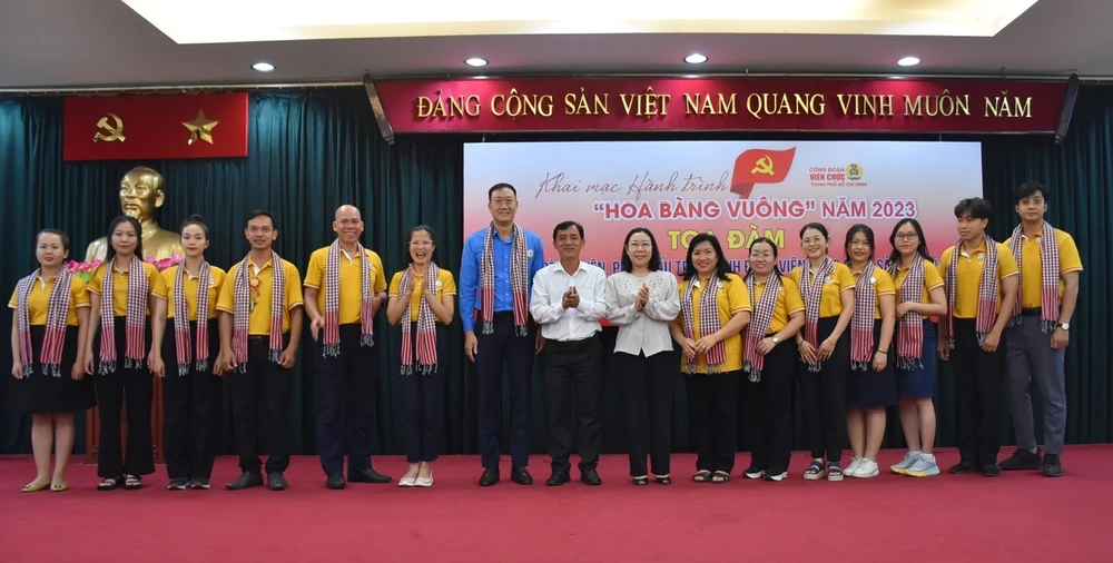 Đồng chí Huỳnh Văn Tuấn và đồng chí Hàng Thị Thu Nga trao khăn và huy hiệu hành trình cho các thành viên tham gia chuyến hành trình