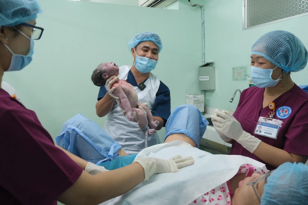 Một em bé chào đời đúng khoảnh khắc chuyển giao giữa năm cũ và năm mới tại Bệnh viện Hùng Vương. Ảnh: THIÊN CHƯƠNG