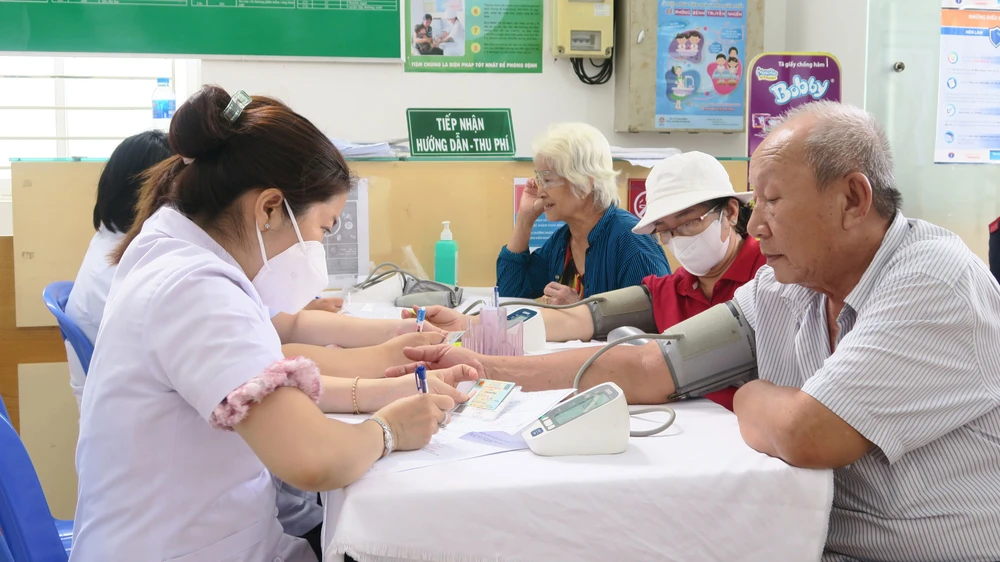 Nhân viên y tế thăm khám sức khỏe cho người cao tuổi trên địa bàn phường 9, quận 8, TPHCM