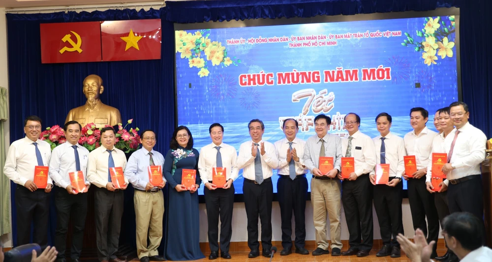 Phó Bí thư Thành ủy TPHCM Nguyễn Phước Lộc tặng thiệp chúc mừng các bệnh viện