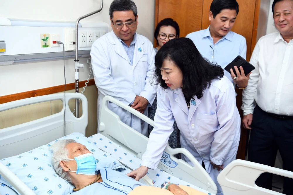 Bộ trưởng Bộ Y tế Đào Hồng Lan thăm bệnh nhân điều trị tại Bệnh viện Đại học y dược TPHCM
