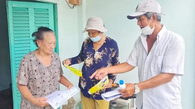Đội ngũ cộng tác viên sức khỏe cộng đồng trên địa bàn huyện Cần Giờ tuyên truyền, vận động người dân phòng chống dịch bệnh