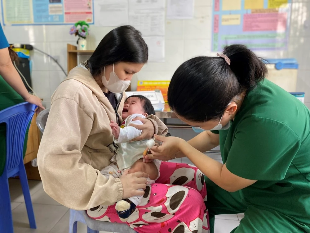 Trẻ được tiêm vaccine 5 trong 1 tại Trạm Y tế xã Phú Xuân, huyện Nhà Bè