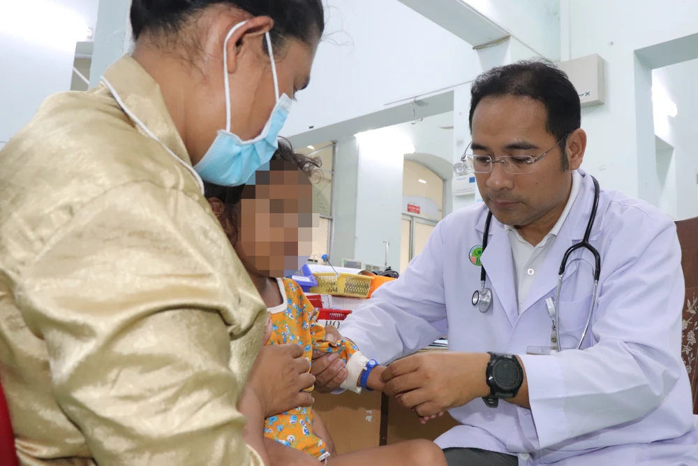 BS-CK2 Đỗ Châu Việt đang thăm khám cho bệnh nhi