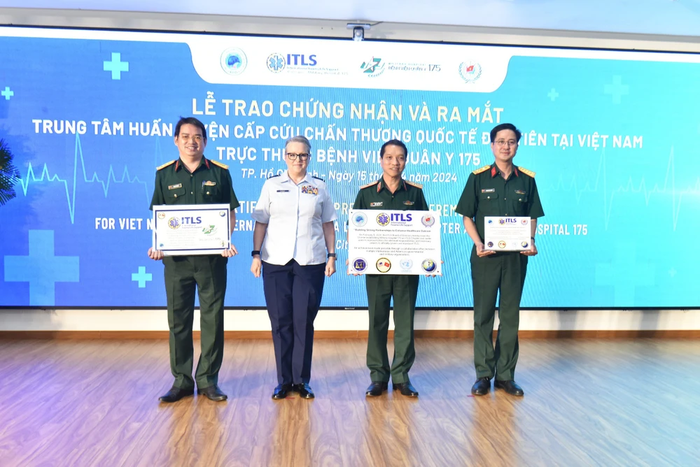 Đại diện tổ chức quốc tế trao chứng nhận Trung tâm huấn luyện ITLS đạt chuẩn quốc tế cho Bệnh viện Quân y 175 