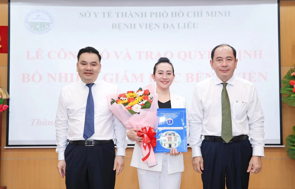 PGS-TS Tăng Chí Thượng, Giám đốc Sở Y tế TPHCM (bìa phải) trao quyết định cho BSCK2 Nguyễn Thị Phan Thúy