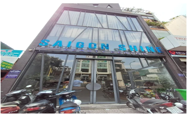 Công ty TNHH Saigon Shine được Sở KH-ĐT TPHCM cấp Giấy chứng nhận đăng ký doanh nghiệp chăm sóc da và Sở Y tế TPHCM cấp phép hoạt động phòng khám răng hàm mặt nhưng lại quảng cáo và hành nghề điều trị nam khoa trái phép