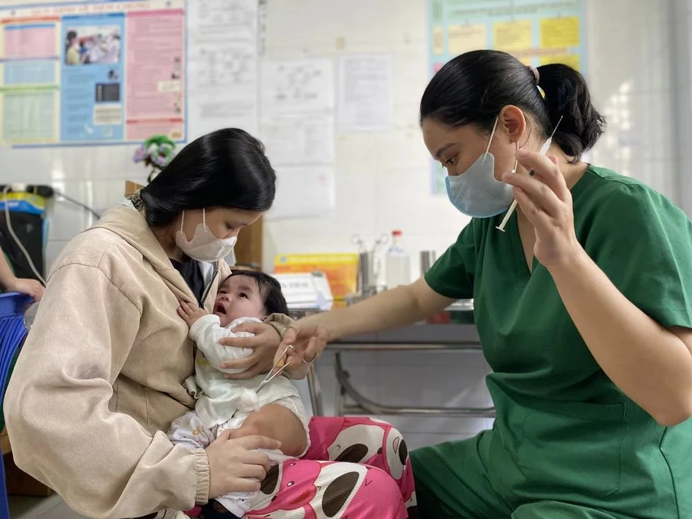 Nhân viên y tế tiêm vaccine cho trẻ trong Chương trình Tiêm chủng mở rộng