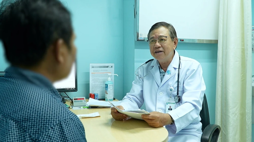 ThS-BS Nguyễn Xuân Tuấn Anh đang khám cho người bệnh tăng huyết áp
