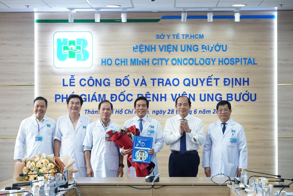 PGS-TS Tăng Chí Thượng, Giám đốc Sở Y tế TPHCM cùng Ban Giám đốc Bệnh viện chúc mừng tân Phó Giám đốc Bệnh viện Ung bướu TPHCM