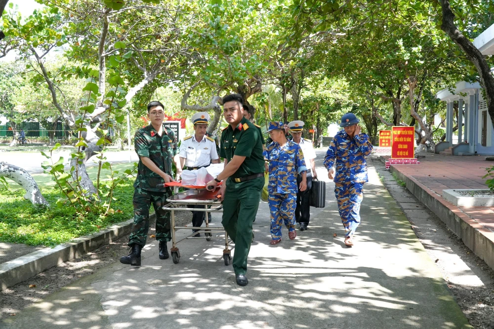 Cán bộ chiến sĩ trên đảo Trường Sa vận chuyển bệnh nhân ra trực thăng đưa về đất liền điều trị