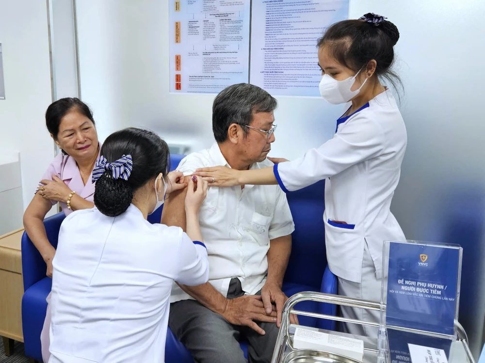 Nhân viên VNVC đang tiêm vaccine cho người dân