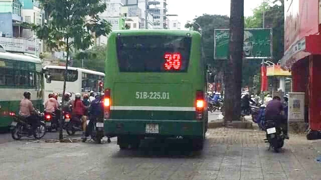 Xe buýt chạy trên vỉa hè