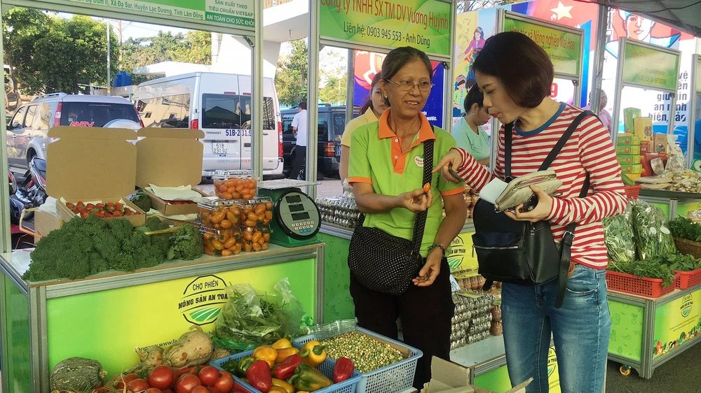 Khai mạc chợ phiên Nông sản an toàn tại quận Tân Bình