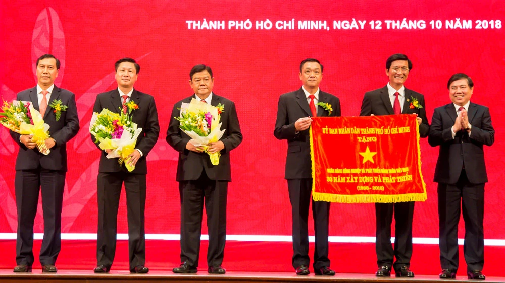 Chủ tịch UBND TPHCM - Nguyễn Thành Phong trao tặng cờ truyền thống cho Agribank
