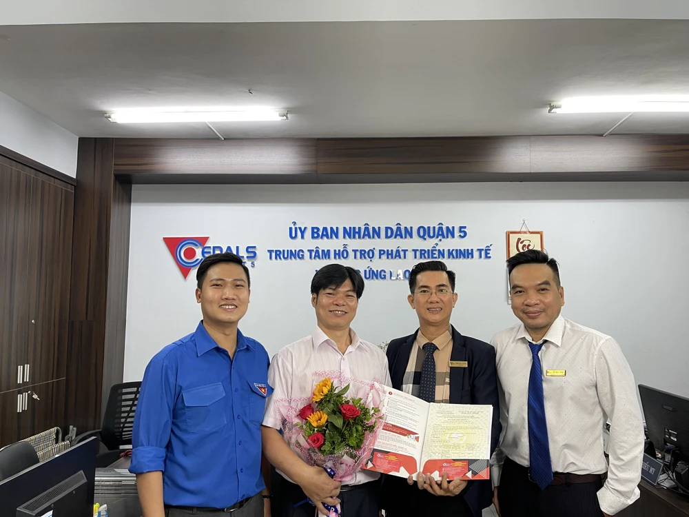 Đại diện công ty TNHH TM Chí Minh là doanh nghiệp đầu tiên nhận giấy phép kinh doanh sau khi thay đổi địa giới