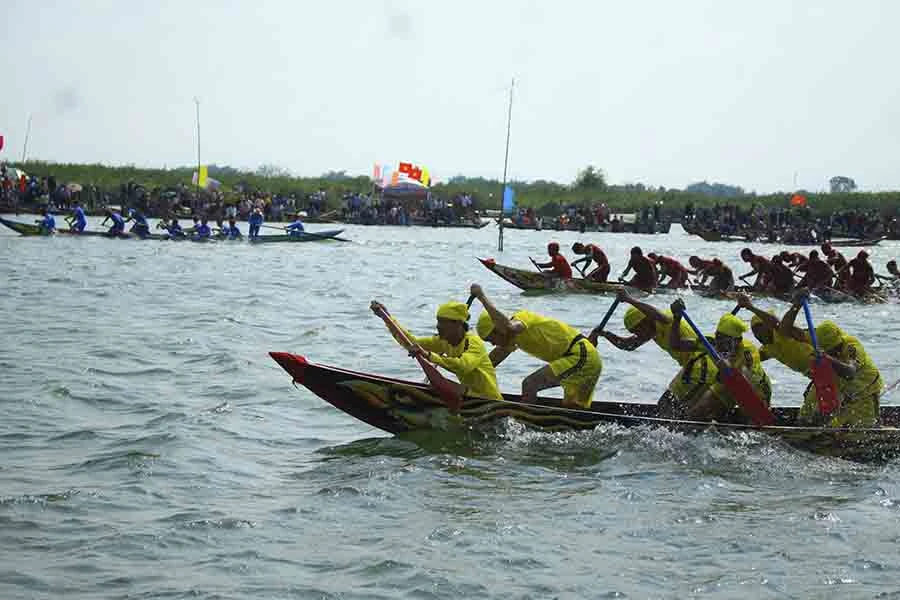 Nô nức lễ hội đua thuyền vùng sông nước ở Quảng Ngãi