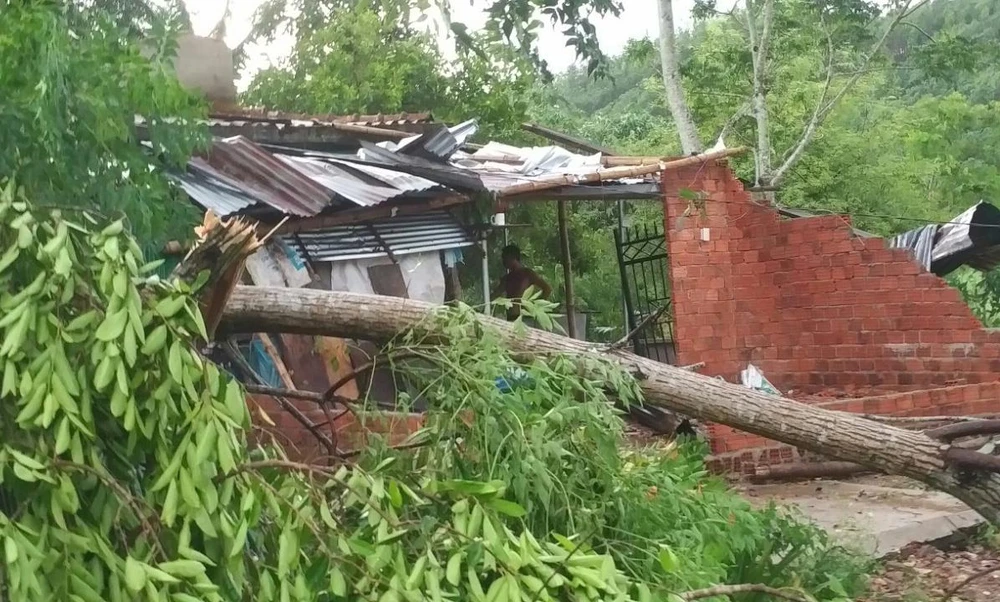  Mưa lốc khiến cây cối ngã đổ sập tường nhà dân, tốc mái tôn ở xã Sơn Trung, huyện Sơn Hà.