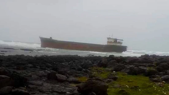 Tàu vận chuyển bị mắc cạn ở gành biển thôn Phước Thiện