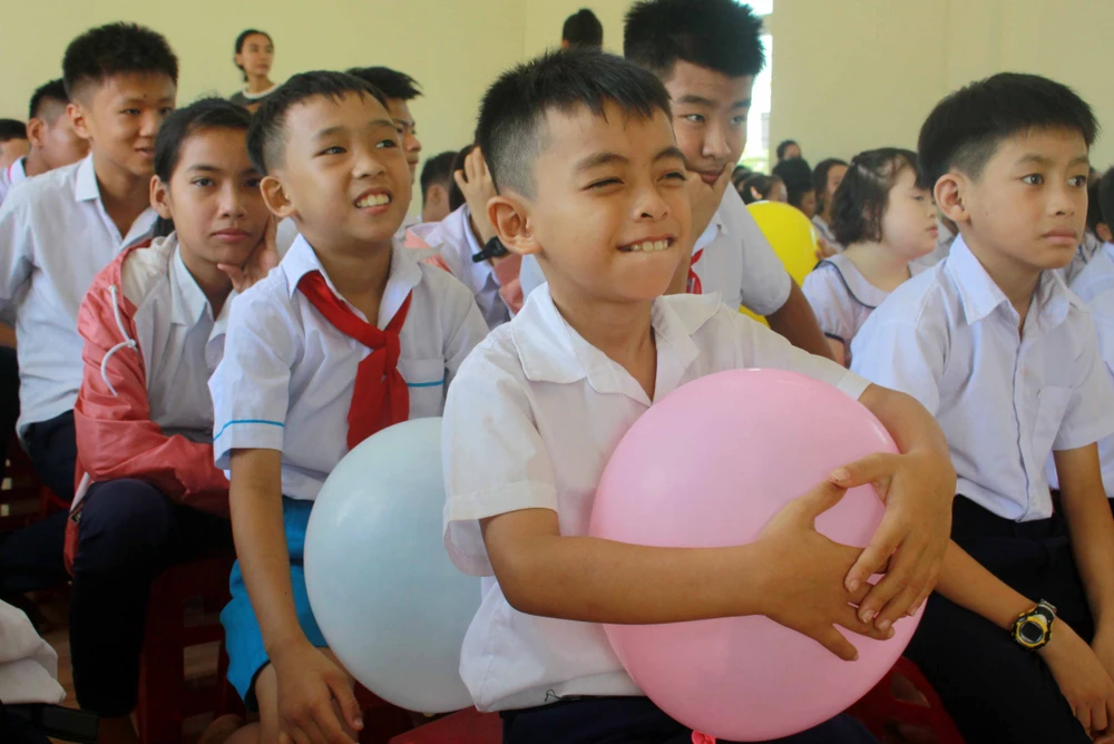 Trẻ em Trung tâm Nuôi dạy trẻ khuyết tật Võ Hồng Sơn đón 1-6