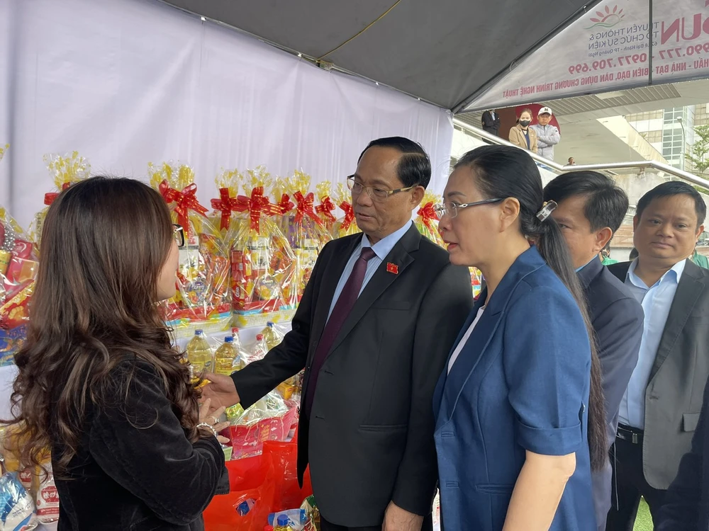 Phó Chủ tịch Quốc hội tham dự “Tết sum vầy - Xuân chia sẻ” ở Quảng Ngãi