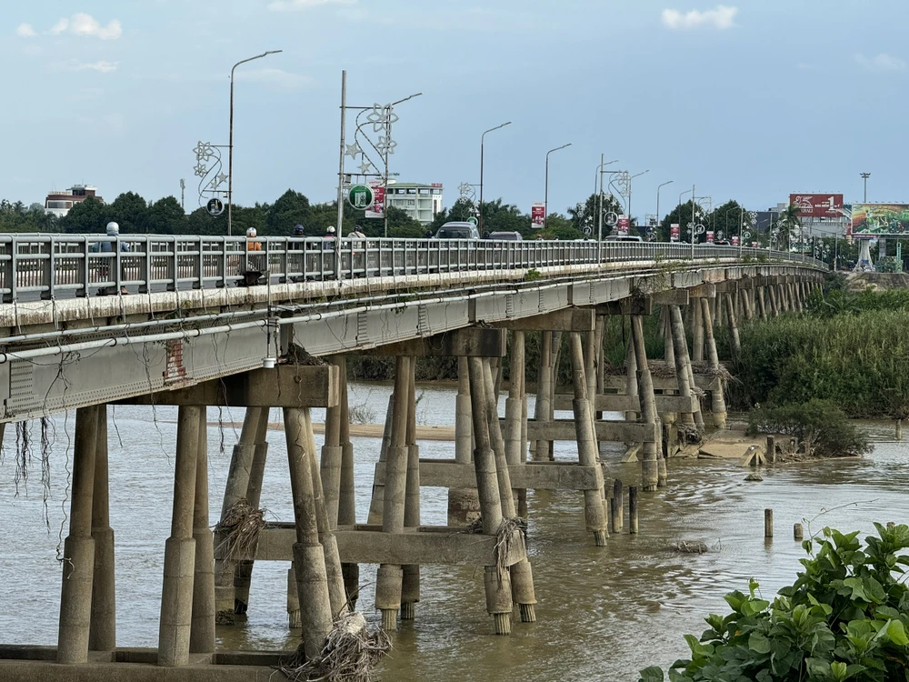 Cầu Trà Khúc 1 đang xuống cấp nghiêm trọng, nhất phần chân cầu đã "rệu rã"