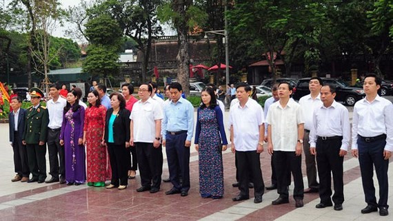 Delegates of Hanoi offer flowers to commemorate Lenin (photo SGGP)