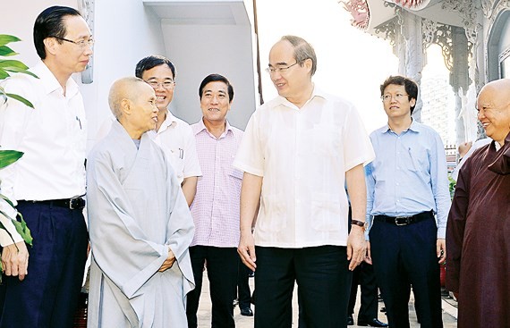 City Party Committee Secretary Nguyen Thien Nhan visits Thien Tinh Pagoda, District 2, Ho Chi Minh City in the afternoon of May 12th. (Photo: VIET DUNG) 