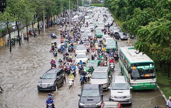 Nguyen Huu Canh road is considered waterlogged, not flooded (photo SGGP)