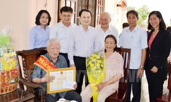 Chairman of the Inspection Committee of the HCMC Party Committee Nguyen Van Hieu congratulates Mr. Le Nam Phong.(Photo: hcmcpv)