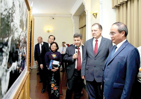 Secretary Nguyen Thien Nhan and Special Representative Leonidovich view photo exhibition Uncle Ho with Russia (Photo: DONG PHUONG)