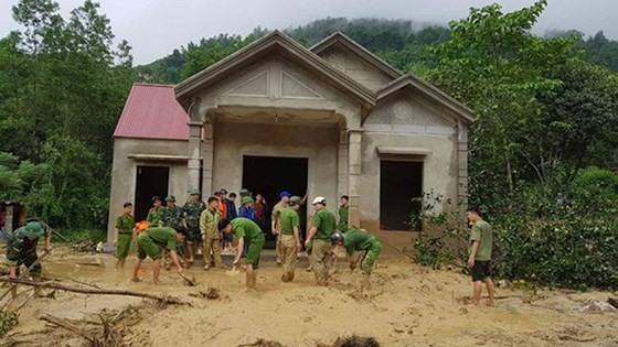 The police force helps people overcome the aftermath of floods. (Picture: DINH HỢP)