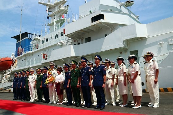 The Commander of the Coast Guard of Vietnam takes photo with the delegation of the training ship KOJIMA