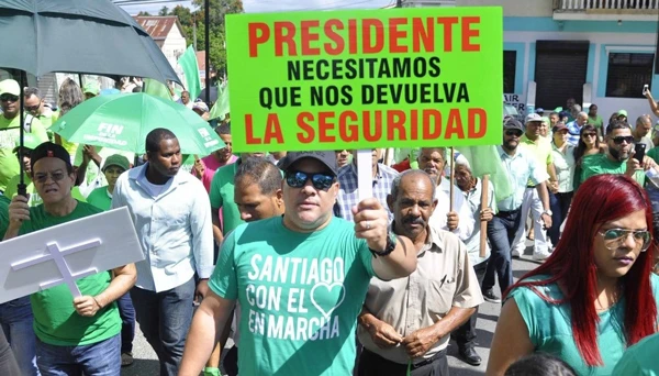 Biểu tình ở Santiago, Cộng hòa Dominica, ngày 28-3-2017, kêu gọi truy tố quan chức nhận hối lộ của Tập đoàn Odebrecht. Ảnh: EFE