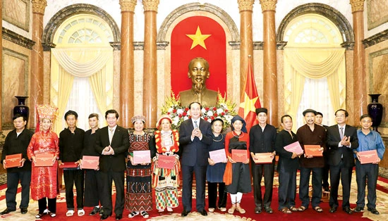 Chủ tịch nước Trần Đại Quang tặng quà các đại biểu tại buổi gặp mặt già làng, trưởng bản ngày 20-4