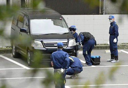 Cảnh sát điều tra hiện trường vụ cướp ở TP Fukuoka, Nhật Bản, ngày 20-4-2017. Ảnh: Kyodo