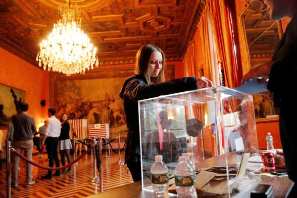 Một người bỏ phiếu bầu cử Tổng thống Pháp tại Tổng Lãnh sự quán Pháp tại Manhattan, New York, Mỹ, ngày 22-4-2017. Ảnh: REUTERS