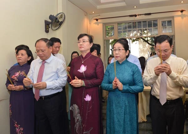 Các đồng chí lãnh đạo TPHCM dâng hương tại gia đình đồng chí Dương Quang Đông. Ảnh: Việt Dũng