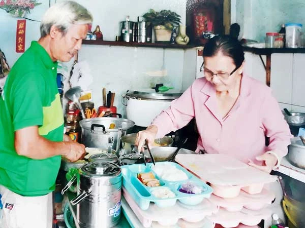 Bà Nguyễn Thị Phương phát cơm từ thiện cho người nghèo
