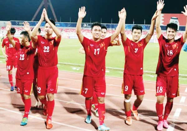 Các tuyển thủ U.20 Việt Nam phấn khích hướng đến vòng chung kết World Cup 2017. Ảnh: HUY THẮNG