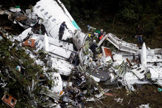  Chiếc máy bay chở đội bóng đá Chapecoense (Brazil) vỡ nát khi đâm vào rừng rậm gần TP Medellin của Colombia, ngày 29-11-2016. Ảnh: REUTERS