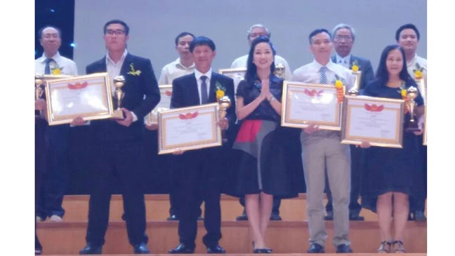 Kỷ lục gia Đinh Công Tường (người thứ 2 bên trái) đón nhận bằng khen và cúp Trí thức tiêu biểu Việt Nam năm 2016