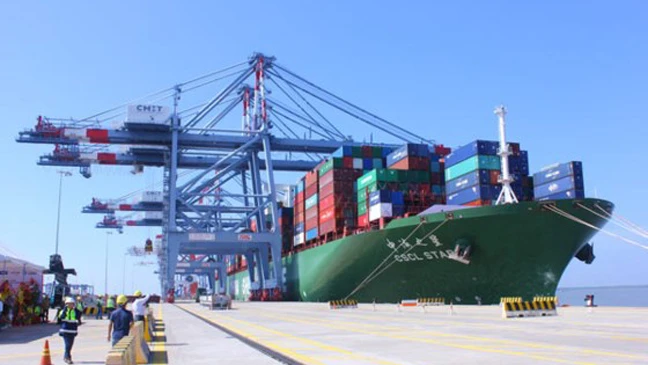 Tàu container CSCL Star có trọng tải 160.000 tấn với sức chở 14.000TEU cập thành công cảng Cái Mép tháng 10-2015. Ảnh: QUANG KHOA
