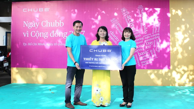 Đại diện Tập đoàn Chubb tại Việt Nam trao tặng thiết bị dạy và học cho nhà trường