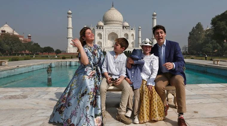 Thủ tướng Canada Justin Trudeau cùng vợ và các con ở trước đền Taj Mahal, thành phố Agra, bang Utar Pradesh, Ấn Độ, ngày 18-2-2018. Ảnh: REUTERS