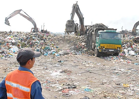 Chôn lấp rác tại bãi rác Phước Hiệp huyện Củ Chi. Nguồn: T.L