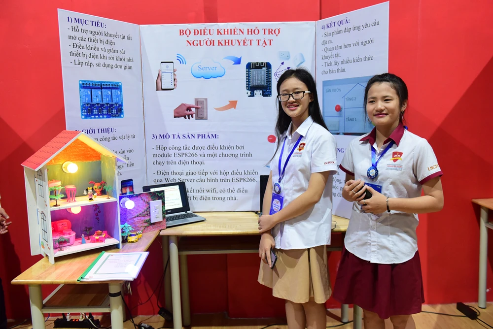 2 em Võ Lê Mai Anh và Lê Nguyên, học sinh lớp 9/3 Trường iSchool Nha Trang bên dự án “Công tắc WIFI - Bộ điều khiển hỗ trợ người khuyết tật”